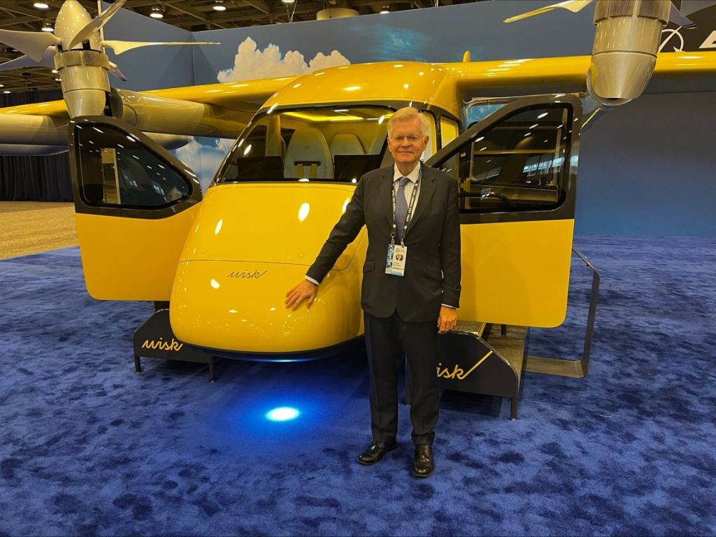 PBEC BoD Peter Burnett tries out Wisk’s e-VTOL Air-taxi at APEC USA – Nov 2023